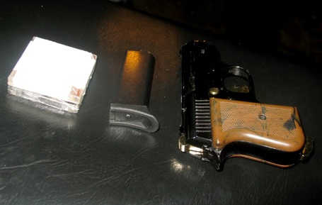 Khẩu súng ám sát được giấu trong cốp xe đạp điện.