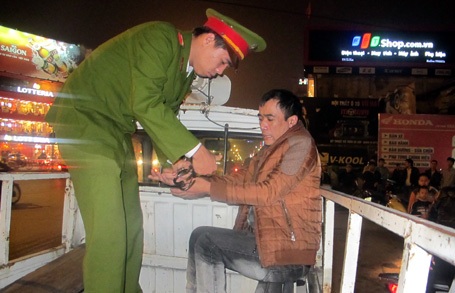 Đối tượng Tú bị khống chế, đưa về Phòng CSHS.