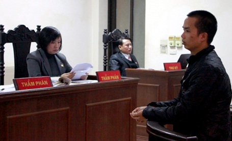 Hà Nội: Sát thủ Đặng Trần Hoài mặt lạnh khi bị y án tử hình - 1 Đặng Trần Hoài khá bình tĩnh khi nghe tòa tuyên án.