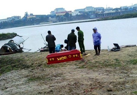 Lực lượng chức năng đưa xác nạn nhân lên bờ, làm rõ nguyên nhân cái chết.