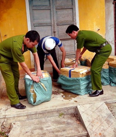 Cảnh sát kiểm tra số nội tạng thối vừa thu giữ.