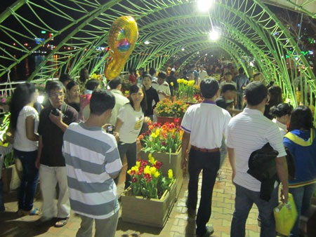 Dòng người đổ về các khu vui chơi.