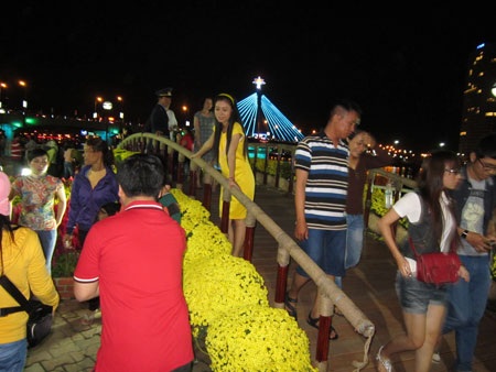 Dòng người đổ về các khu vui chơi.