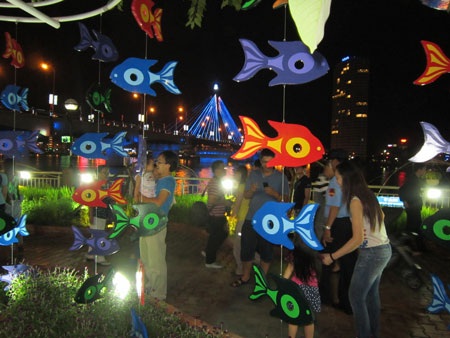 Dòng người đổ về các khu vui chơi.