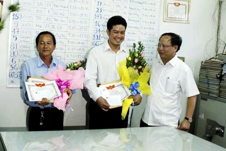 Cướp giật dùng chiêu 'cẩu xực' hòng thoát thân - 1 Cướp giật dùng chiêu 'cẩu xực' hòng thoát thân