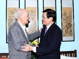 Chủ tịch nước thăm chúc Tết các văn sĩ, trí thức - 1 Chủ tịch nước Trương Tấn Sang chúc Tết nhà văn Vũ Tú Nam.