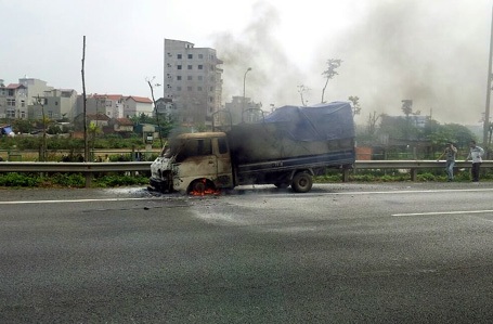 Hà Nội: Xe tải cháy rụi trên Đại lộ Thăng Long - 1 Hiện trường vụ việc.