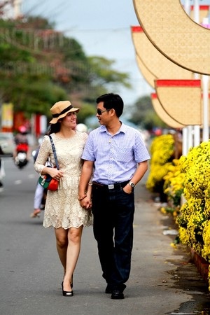Nam nữ dặt dìu trên con đường hoa Xuân - 2 Công Bính