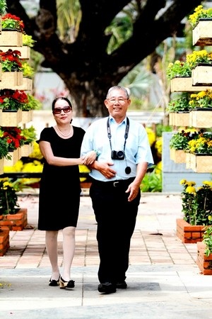 Nam nữ dặt dìu trên con đường hoa Xuân - 3 Công Bính