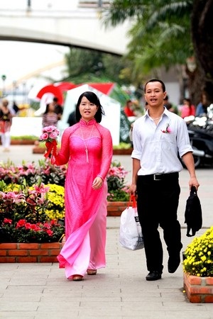 Nam nữ dặt dìu trên con đường hoa Xuân - 5 Công Bính