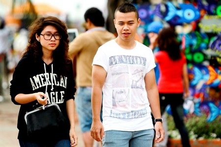 Nam nữ dặt dìu trên con đường hoa Xuân - 6 Công Bính