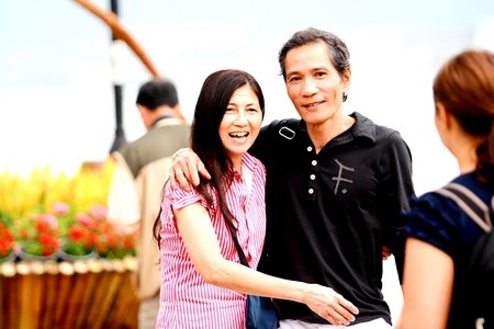 Nam nữ dặt dìu trên con đường hoa Xuân - 7 Công Bính