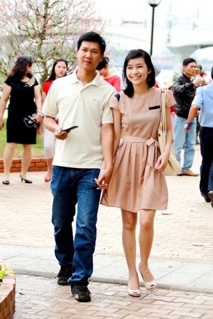 Nam nữ dặt dìu trên con đường hoa Xuân - 10 Công Bính