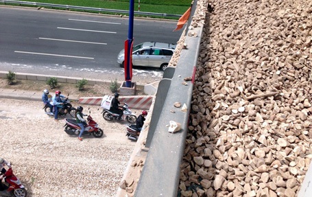 Người đi đường phía dưới được một phen hú vía.