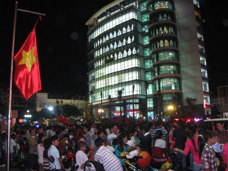 Biển người chờ đón xem pháo hoa.