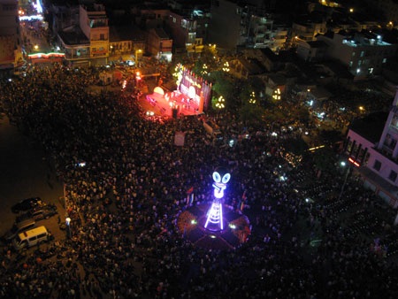 Biển người chờ đón xem pháo hoa.