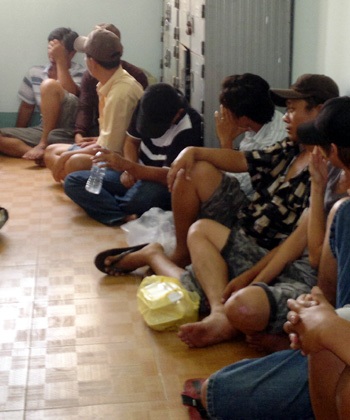 Triệt phá trường gà quy mô lớn - 1 Các đối tượng tham gia chọi gà ăn tiền được đưa về cơ quan công an phục vụ điều tra.