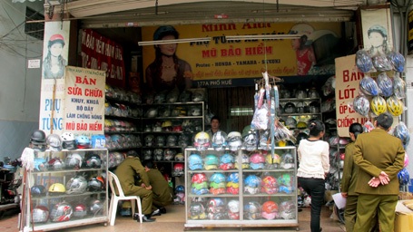 Hà Nội bắt đầu “tổng tấn công” mũ bảo hiểm “dỏm” - 1 Các cửa hàng kinh doanh mũ bảo hiểm đều bị kiểm tra.