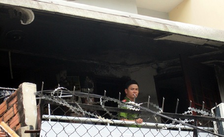 Căn nhà bị ám khói đen sì.