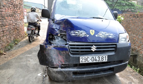 Tai nạn liên hoàn giữa xe buýt và 2 xe tải, 2 người bị thương - 1 Chiếc xe tải bị hư hỏng phần đầu.