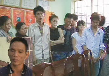 Điều tra mạng lưới cá độ bóng đá của Huy “Pro” - 1 Huy “Pro” và các con bạc bị bắt quả tang sát phạt tại sòng bạc của Huy.