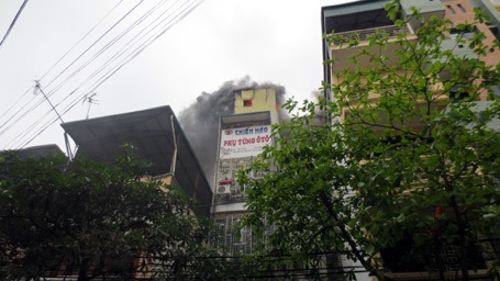 Hà Nội: Hỏa hoạn kinh hoàng sát “chợ Giời”, cả phố hoảng loạn - 2 Ngọn lửa ngùn ngụt khiến cả khu phố hoảng loạn.