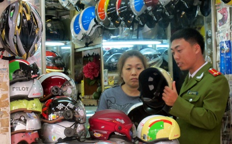 Hà Nội bắt đầu “tổng tấn công” mũ bảo hiểm “dỏm” - 3 Nhiều loại mũ không có hóa đơn chứng từ, không dán tem kiểm định.