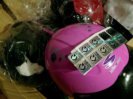 Gom hàng nghìn mũ bảo hiểm “dỏm” về Hà Nội tiêu thụ - 2 Tem giả y như thật.