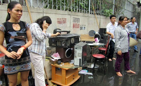 Nhiều vật dụng được di chuyển ra ngoài.