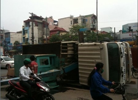 Hà Nội: Xe cẩu đổ sập vào giờ cao điểm - 1 Một cụ già đã bị thương hiện được đưa đi cấp cứu.