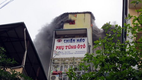 Hà Nội: Hỏa hoạn kinh hoàng sát “chợ Giời”, cả phố hoảng loạn - 3 Ngọn lửa ngùn ngụt khiến cả khu phố hoảng loạn.