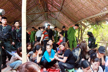 Hà Nội: Sới bạc “khủng” vừa bị triệt phá hoạt động như thế nào? - 3 Nhiều quý bà cũng tham gia sát phạt.