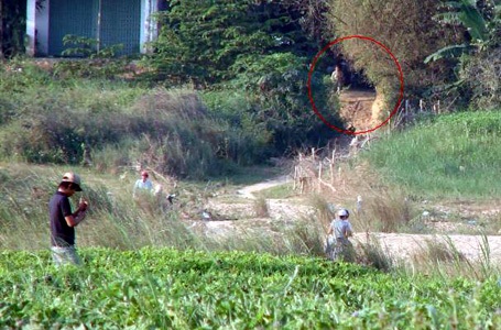 Vị trí nhóm côn đồ ngồi gác cổng (dấu tròn màu đỏ) và một số tên khác đi nắm tình hình bên trong