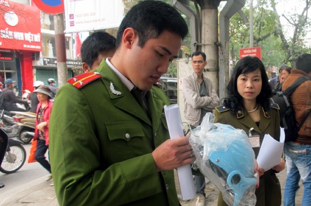 Hà Nội bắt đầu “tổng tấn công” mũ bảo hiểm “dỏm” - 6 Khi có kết luận của cơ quan giám định, số mũ bảo hiểm rởm sẽ bị tiêu hủy.