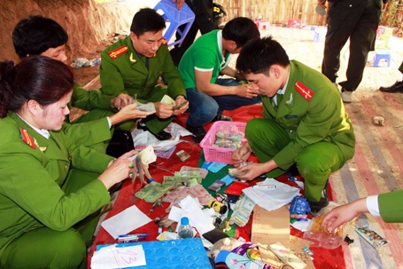 Hà Nội: Sới bạc “khủng” vừa bị triệt phá hoạt động như thế nào? - 4 Lực lượng chức năng kiểm đếm tang vật.