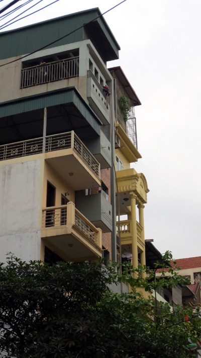 Hà Nội: Hỏa hoạn kinh hoàng sát “chợ Giời”, cả phố hoảng loạn - 5 Lực lượng cứu hỏa tiếp cận đám cháy từ ngôi nhà bên cạnh.