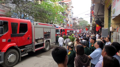 Hà Nội: Hỏa hoạn kinh hoàng sát “chợ Giời”, cả phố hoảng loạn - 8 Đám cháy nhanh chóng bị khống chế.
