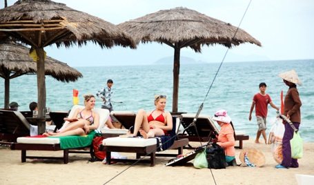 Biển Nha Trang được xếp hạng đẹp nhất Việt Nam - 1 Du khách tắm nắng trên biển Nha Trang.