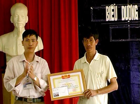 Anh Cường (phải) nhận giấy khen của UBND phường Bắc Lệnh.