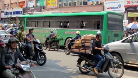 Đi xe đạp ngược chiều, bà lão bị ô tô chở học sinh tông chết - 2 Tài xế ô tô không biết có va chạm nên đã cho xe chạy tiếp.