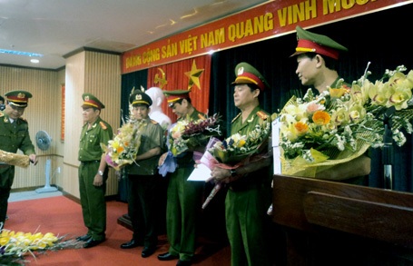 Vụ phá sới bạc “khủng” ở Hà Nội: Khởi tố 61 đối tượng - 1 Bộ Công an khen thưởng các lực lượng phá án.