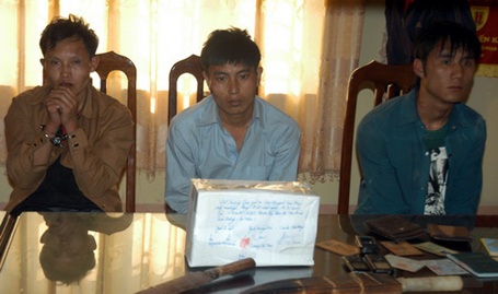 Ba đối tượng vận chuyển 7 bánh heroin. (Ảnh: Công Hải/Vietnam+)