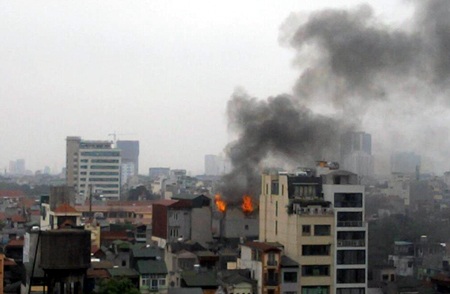 Hà Nội: Hỏa hoạn kinh hoàng sát “chợ Giời”, cả phố hoảng loạn - 9 Ngọn lửa nhìn từ xa. (Ảnh: CTV)