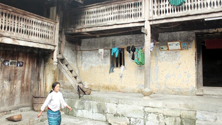 Không gian ngôi nhà trình tường với cửa gỗ, hiên đá, ngói máng