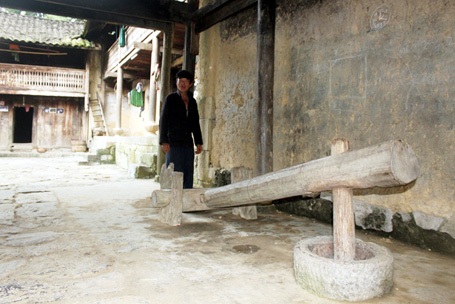 Ông Mua Sín Già và chiếc cối xay cũ