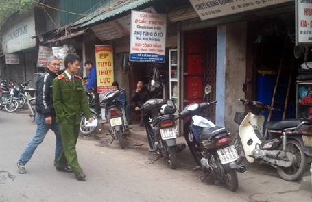 Hà Nội: Hoang mang vì bị “khủng bố” bằng bom xăng, bom bẩn - 1 Khu vực cửa hàng nhà chị Ngọc bị khủng bố bằng bom xăng, bom bẩn.