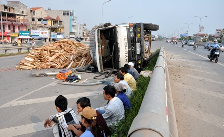 Gỗ tràn ra đường, gây ách tắc giao thông.