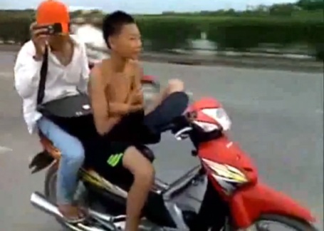 Phát hoảng với clip đàn chị dạy “đệ tử” 15 tuổi lái xe bằng chân - 1 Ảnh cắt từ clip.