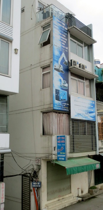 Hà Nội: “Má mì” đăng tin quảng cáo tuyển gái bán dâm - 1 Căn nhà 4 tầng đầu ngõ 95 được Tá sử dụng làm cơ sở kinh doanh cắt tóc, gội đầu, tẩm quất.