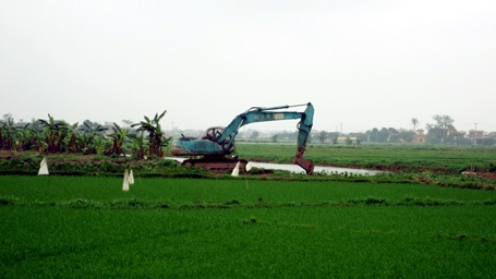“Lạ lùng” dự án xây dựng bãi rác gần khu dân cư - 2 Vị trí xây dựng bãi rác xã Xuân Ngọc còn gần nghĩa trang và ngay sát dòng sông.